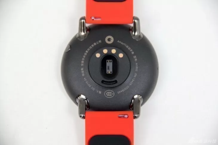 С задней стороны Huami Amazfit Smartwatch имеют лазерный сенсор